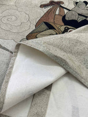 製品画像
『西遊記』テーマのプリントシャツの正面全体図。孫悟空と敵キャラクターの戦闘シーンが力強く描かれ、東洋の文化的魅力を感じさせるデザイン。
詳細画像
高精細プリントで再現された孫悟空の戦闘シーンと三蔵法師一行の取経旅の場面を強調した後面プリントディテール特写。色鮮やかな仕上がりと細かなディテールが目を引きます。