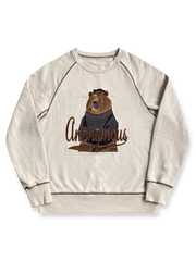 製品画像:
ヘビーウェイトヴィンテージ風「パイプクマ」刺繍スウェット全体画像。ウォッシュ加工でヴィンテージ感が際立つデザイン。
詳細画像:
「パイプクマ」刺繍とウォッシュ加工のディテールアップ。個性を引き出すデザインのクローズアップ。