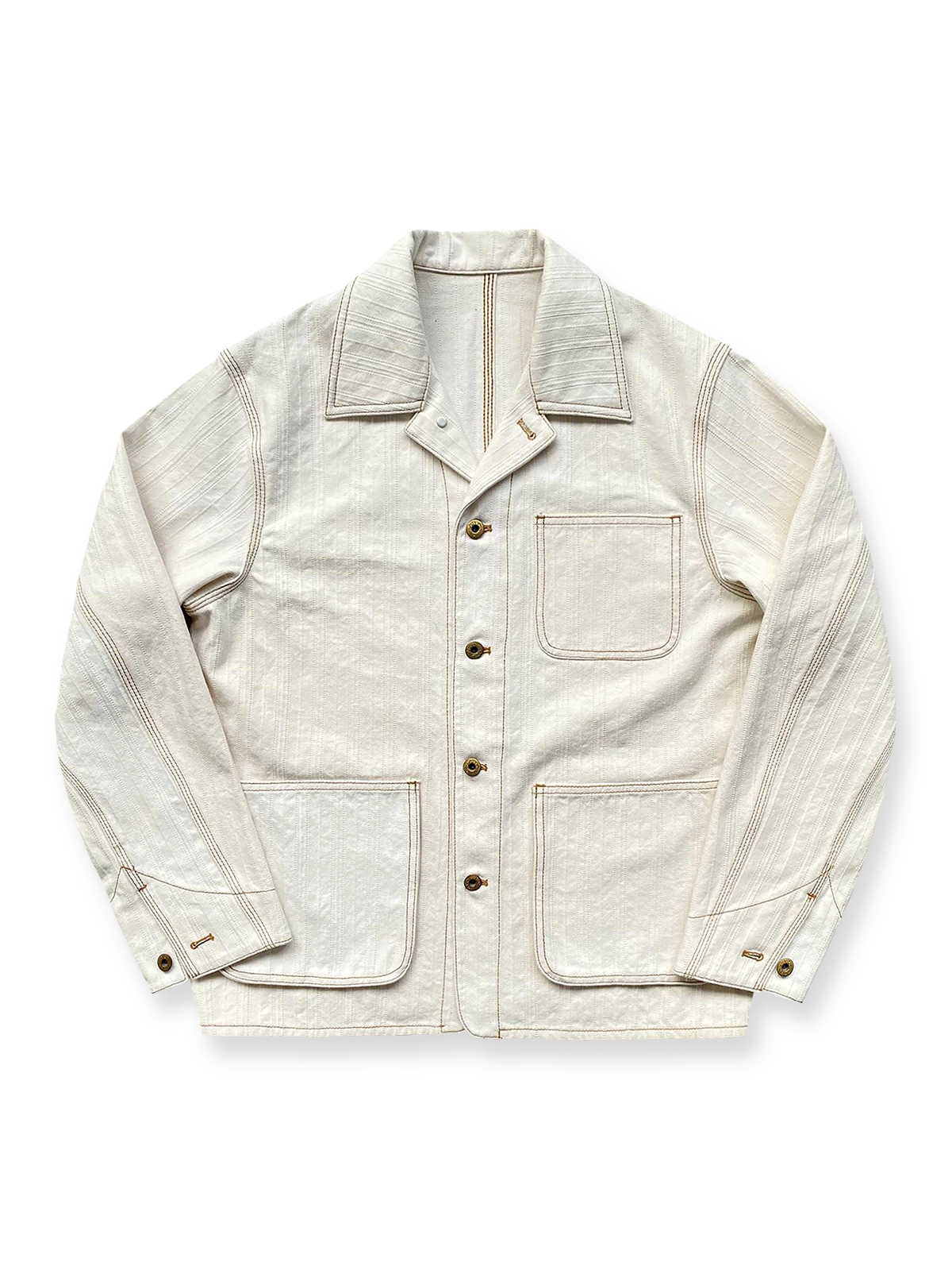 製品画像:
アイボリーヘリンボーン織りのワークジャケット全体画像。クラシックで高級感あるデザイン。
詳細画像:
コントラストステッチのディテール。精巧な縫製がジャケットの魅力を引き立てます。