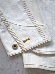 製品画像:
アイボリーヘリンボーン織りのワークジャケット全体画像。クラシックで高級感あるデザイン。
詳細画像:
コントラストステッチのディテール。精巧な縫製がジャケットの魅力を引き立てます。