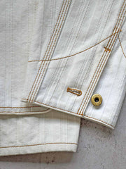 製品画像:
アイボリーヘリンボーン織りのワークジャケット全体画像。クラシックで高級感あるデザイン。
詳細画像:
コントラストステッチのディテール。精巧な縫製がジャケットの魅力を引き立てます。