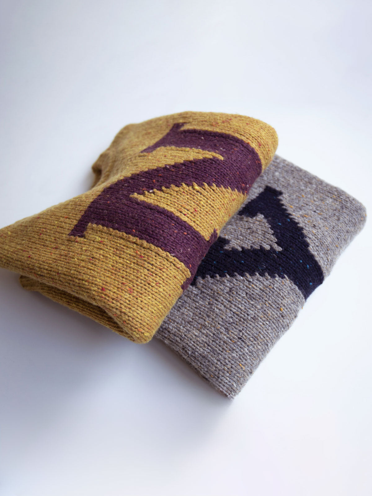 製品画像:
Lettermanカレッジ風ヴィンテージウールセーター全体画像。暖かみのあるウール素材と特徴的なレターデザインが魅力。
詳細画像:
「N」レターデザインのディテール。クラシックなカレッジ風デザインを強調する刺繍。