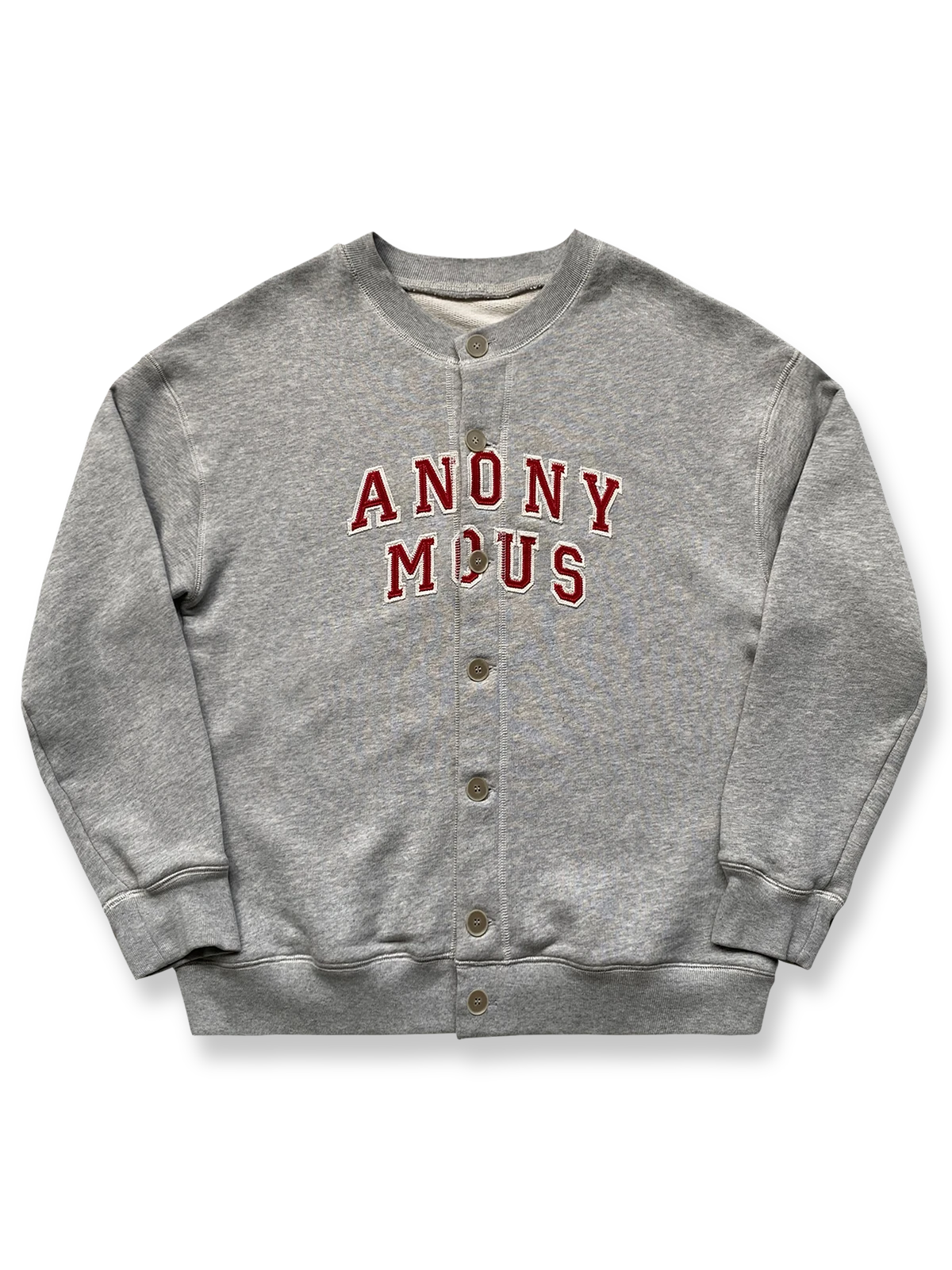 製品画像:
カレッジ風レタリング刺繍シングルボタン ベースボールスウェット全体画像。ヴィンテージデザイン、スポーティ、カジュアルスタイル
詳細画像:
刺繍「ANONYMOUS」レタリングとシングルボタンデザインのディテール