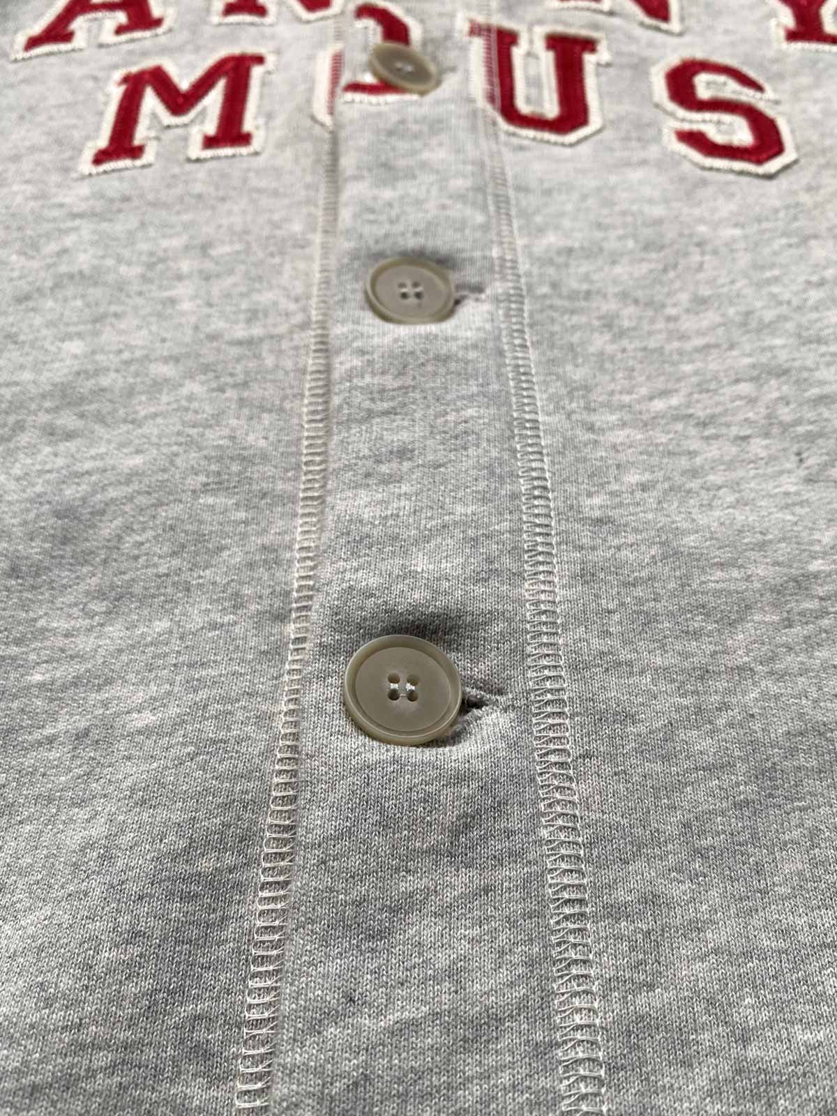 製品画像:
カレッジ風レタリング刺繍シングルボタン ベースボールスウェット全体画像。ヴィンテージデザイン、スポーティ、カジュアルスタイル
詳細画像:
刺繍「ANONYMOUS」レタリングとシングルボタンデザインのディテール