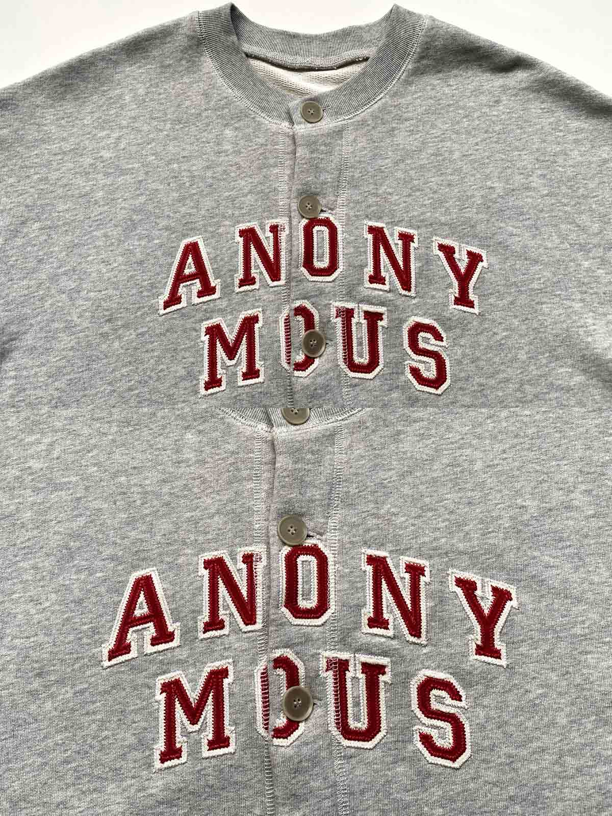 製品画像:
カレッジ風レタリング刺繍シングルボタン ベースボールスウェット全体画像。ヴィンテージデザイン、スポーティ、カジュアルスタイル
詳細画像:
刺繍「ANONYMOUS」レタリングとシングルボタンデザインのディテール