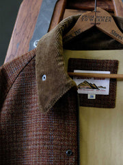 製品画像:
ヴィンテージウールハンティングジャケット全体展示。クラシックなハンティングスタイルデザインに、高密度ウールツイードとコーデュロイ襟が特徴的な、ヴィンテージ感と実用性を兼ね備えたジャケットの全体像を示す画像。
詳細画像:
コーデュロイ襟とフラップポケットのディテール。肩と肘部分に施された補強ステッチや、フィッシュボーンパターンのコットンライニングの細部が強調された画像。