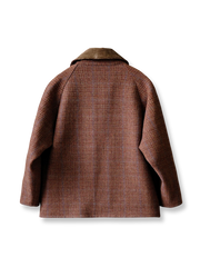 製品画像:
ヴィンテージウールハンティングジャケット全体展示。クラシックなハンティングスタイルデザインに、高密度ウールツイードとコーデュロイ襟が特徴的な、ヴィンテージ感と実用性を兼ね備えたジャケットの全体像を示す画像。
詳細画像:
コーデュロイ襟とフラップポケットのディテール。肩と肘部分に施された補強ステッチや、フィッシュボーンパターンのコットンライニングの細部が強調された画像。