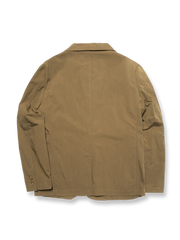 製品画像: 軽量な塩縮加工コットン100%ジャケットの正面画像、通気性とヴィンテージカットが特徴
詳細画像: 塩縮加工によるコットンジャケットの独特な質感とディテール、スリムフィットデザイン