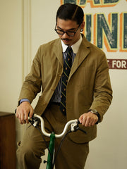 詳細画像: 塩縮加工によるコットンジャケットの独特な質感とディテール、スリムフィットデザイン
モデル画像: スリムフィットで軽量な塩縮加工コットンジャケットの着用イメージ、春夏に最適