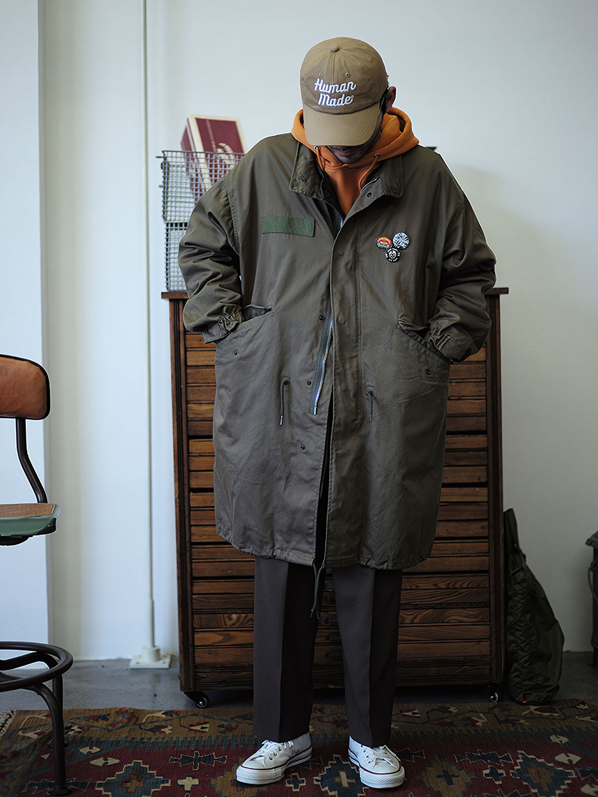 詳細画像:
着脱可能ライナーとマジックテープディテールのクローズアップ。防風性能と調整可能な袖口、襟元で機能性が強化されています。
モデル画像:
モデルがM-65ジャケットを着用し、軍パンと合わせてヴィンテージ軍旅スタイルを披露。