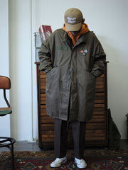 詳細画像:
着脱可能ライナーとマジックテープディテールのクローズアップ。防風性能と調整可能な袖口、襟元で機能性が強化されています。
モデル画像:
モデルがM-65ジャケットを着用し、軍パンと合わせてヴィンテージ軍旅スタイルを披露。