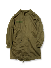 製品画像:
M-65野戦ジャケット全体展示。アメリカ軍M-65野戦ジャケットのリバイバル版で、クラシックなスタンドカラーと隠し収納可能なフードが特徴のミリタリースタイル。
詳細画像:
着脱可能ライナーとマジックテープディテールのクローズアップ。防風性能と調整可能な袖口、襟元で機能性が強化されています。