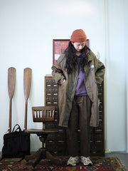 詳細画像:
着脱可能ライナーとマジックテープディテールのクローズアップ。防風性能と調整可能な袖口、襟元で機能性が強化されています。
モデル画像:
モデルがM-65ジャケットを着用し、軍パンと合わせてヴィンテージ軍旅スタイルを披露。