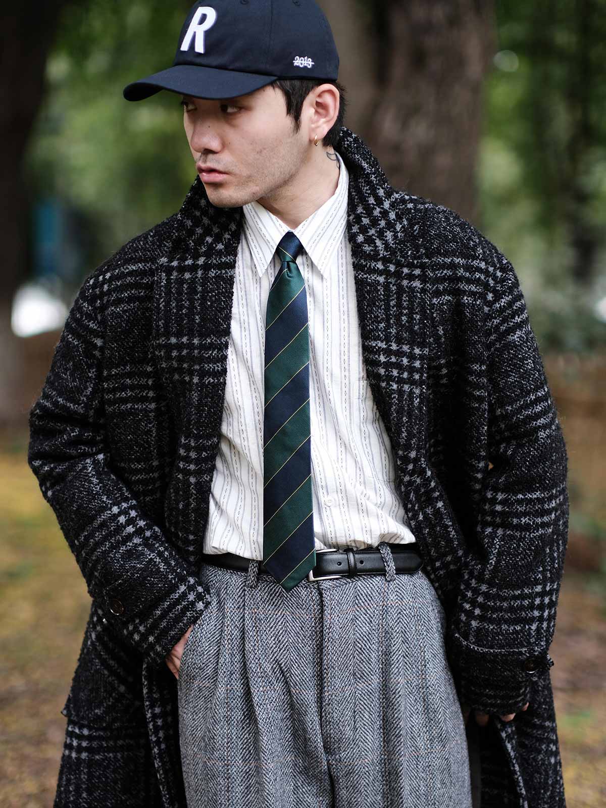 詳細画像:
日本製ジャカードストライプ生地ディテール、ヴィンテージ風高品質素材
モデル画像:
ヴィンテージジャカードストライプシャツ着用イメージ、1920年代風カジュアルスタイル