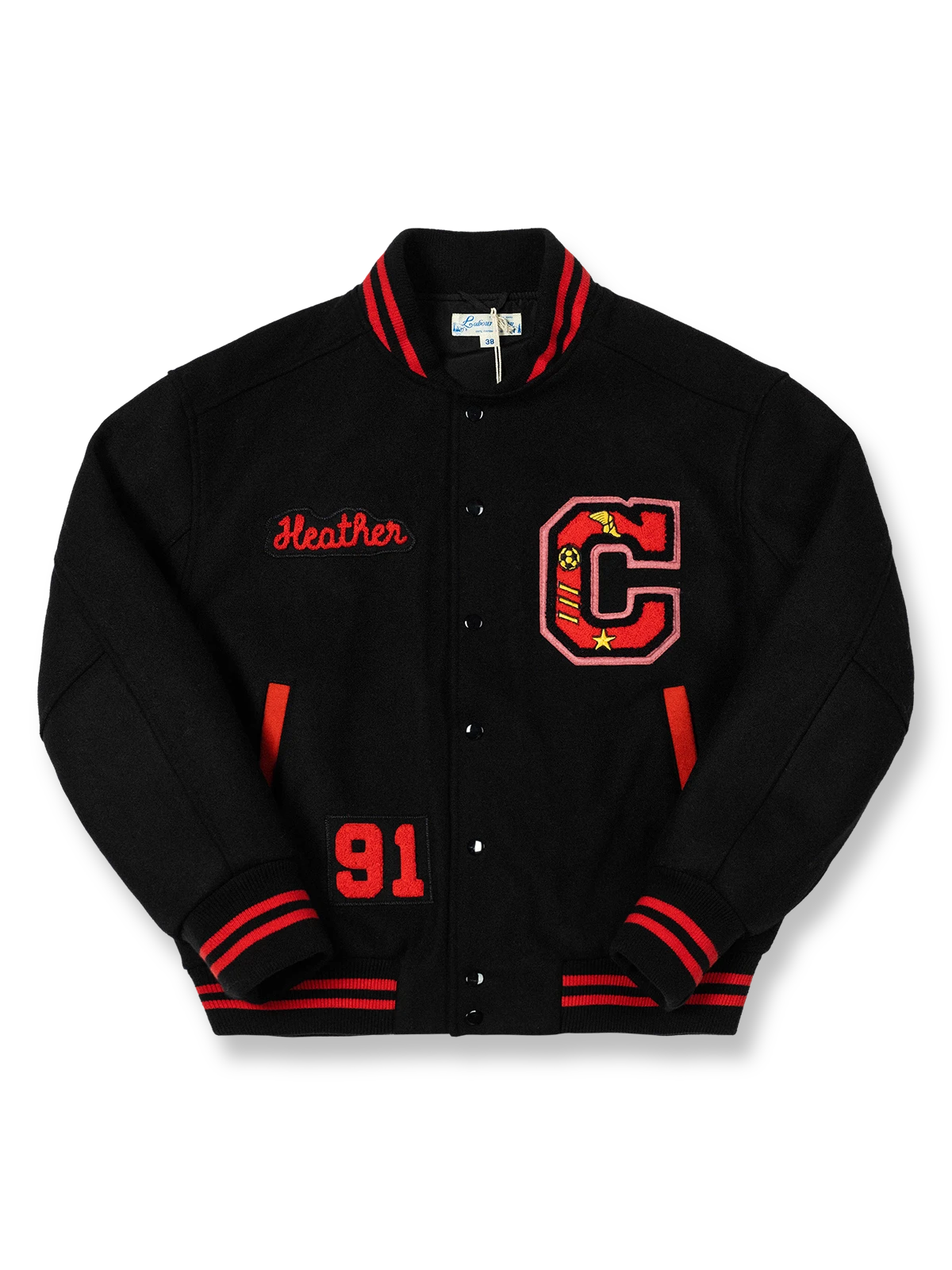 製品画像:
クラシックなアイビーリーグスタイルのスタジャン全体展示。1950年代のアメリカ大学スタイルをリバイバルしたデザイン、重厚なウール混紡素材が特徴。
詳細画像:
刺繍アルファベットとリブ編みのストライプディテールのクローズアップ。ヴィンテージ感のあるデザインがアメリカンキャンパススタイルを強調しています。