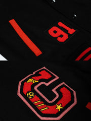 製品画像:
クラシックなアイビーリーグスタイルのスタジャン全体展示。1950年代のアメリカ大学スタイルをリバイバルしたデザイン、重厚なウール混紡素材が特徴。
詳細画像:
刺繍アルファベットとリブ編みのストライプディテールのクローズアップ。ヴィンテージ感のあるデザインがアメリカンキャンパススタイルを強調しています。