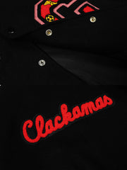 製品画像:
クラシックなアイビーリーグスタイルのスタジャン全体展示。1950年代のアメリカ大学スタイルをリバイバルしたデザイン、重厚なウール混紡素材が特徴。
詳細画像:
刺繍アルファベットとリブ編みのストライプディテールのクローズアップ。ヴィンテージ感のあるデザインがアメリカンキャンパススタイルを強調しています。