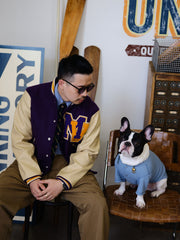 詳細画像: 刺繍レタリングとレザー切り替え袖のディテール、ヴィンテージ感のある精緻な作り
モデル画像: アイビー風ヴィンテージベースボールジャケットの着用イメージ、キャンパススタイルとストリートファッションの融合