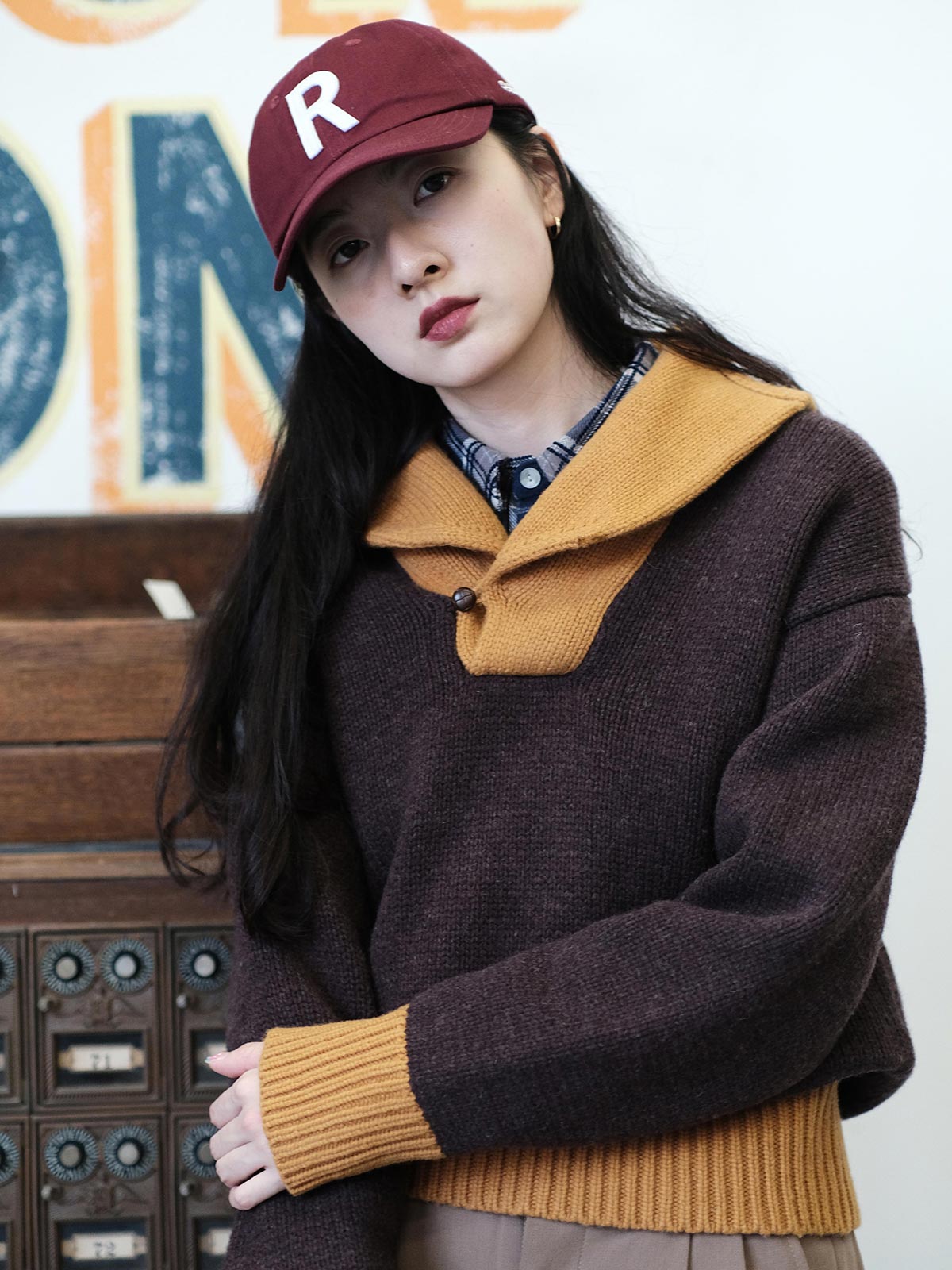 詳細画像: セーターのビッグカラーと配色ディテール(オーストラリア産ピュアウール使用)
モデル画像: ビッグカラー配色セーターの着用イメージ(クラシックアメカジスタイル)