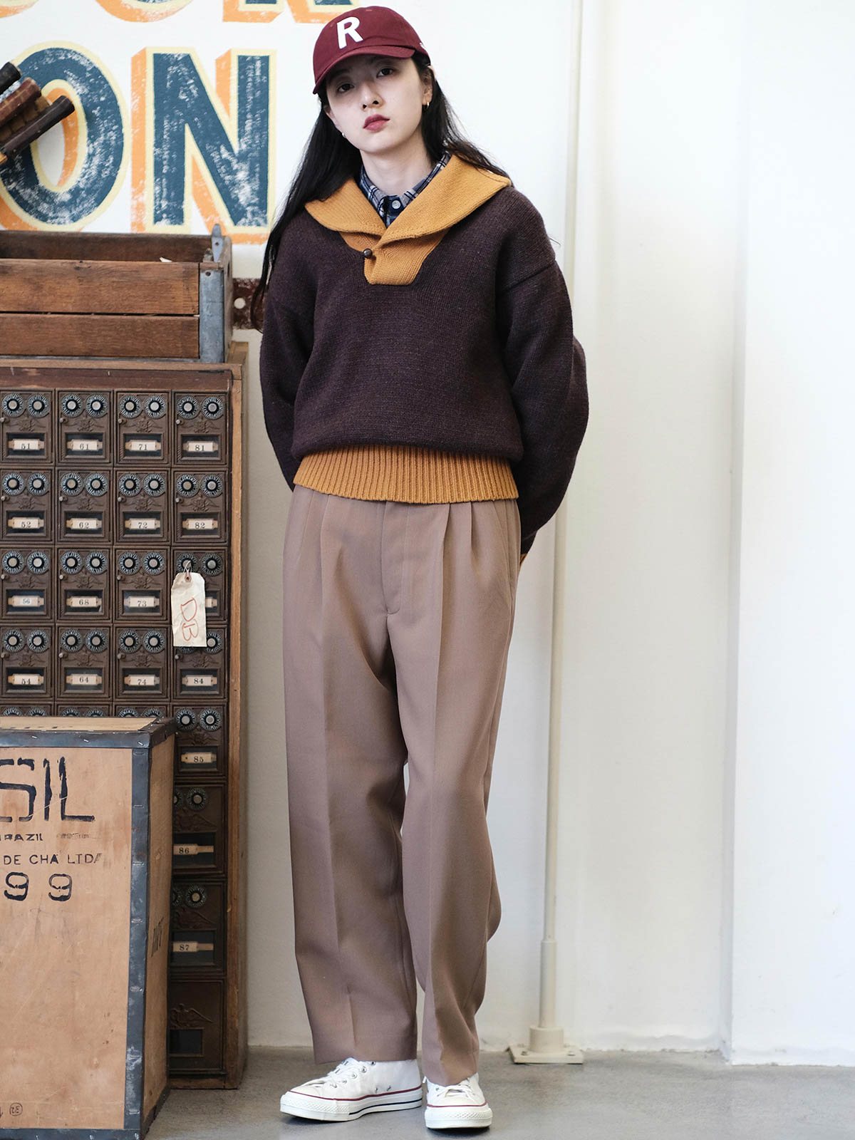 詳細画像: セーターのビッグカラーと配色ディテール(オーストラリア産ピュアウール使用)
モデル画像: ビッグカラー配色セーターの着用イメージ(クラシックアメカジスタイル)