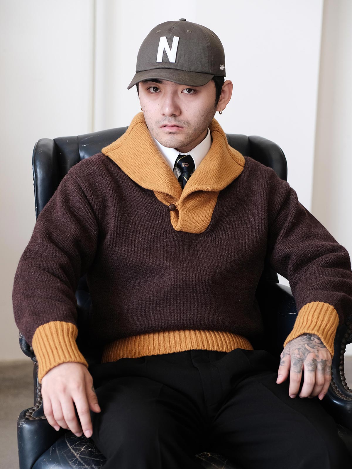 詳細画像: セーターのビッグカラーと配色ディテール(オーストラリア産ピュアウール使用)
モデル画像: ビッグカラー配色セーターの着用イメージ(クラシックアメカジスタイル)