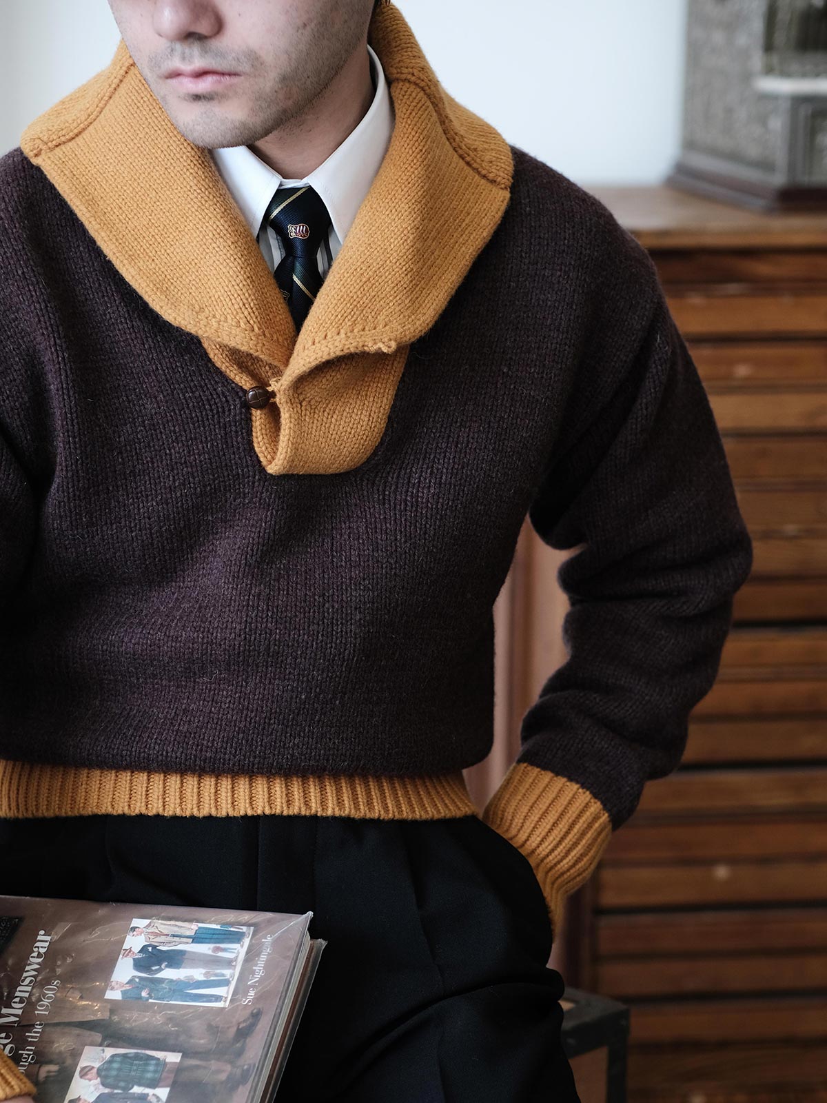 詳細画像: セーターのビッグカラーと配色ディテール(オーストラリア産ピュアウール使用)
モデル画像: ビッグカラー配色セーターの着用イメージ(クラシックアメカジスタイル)