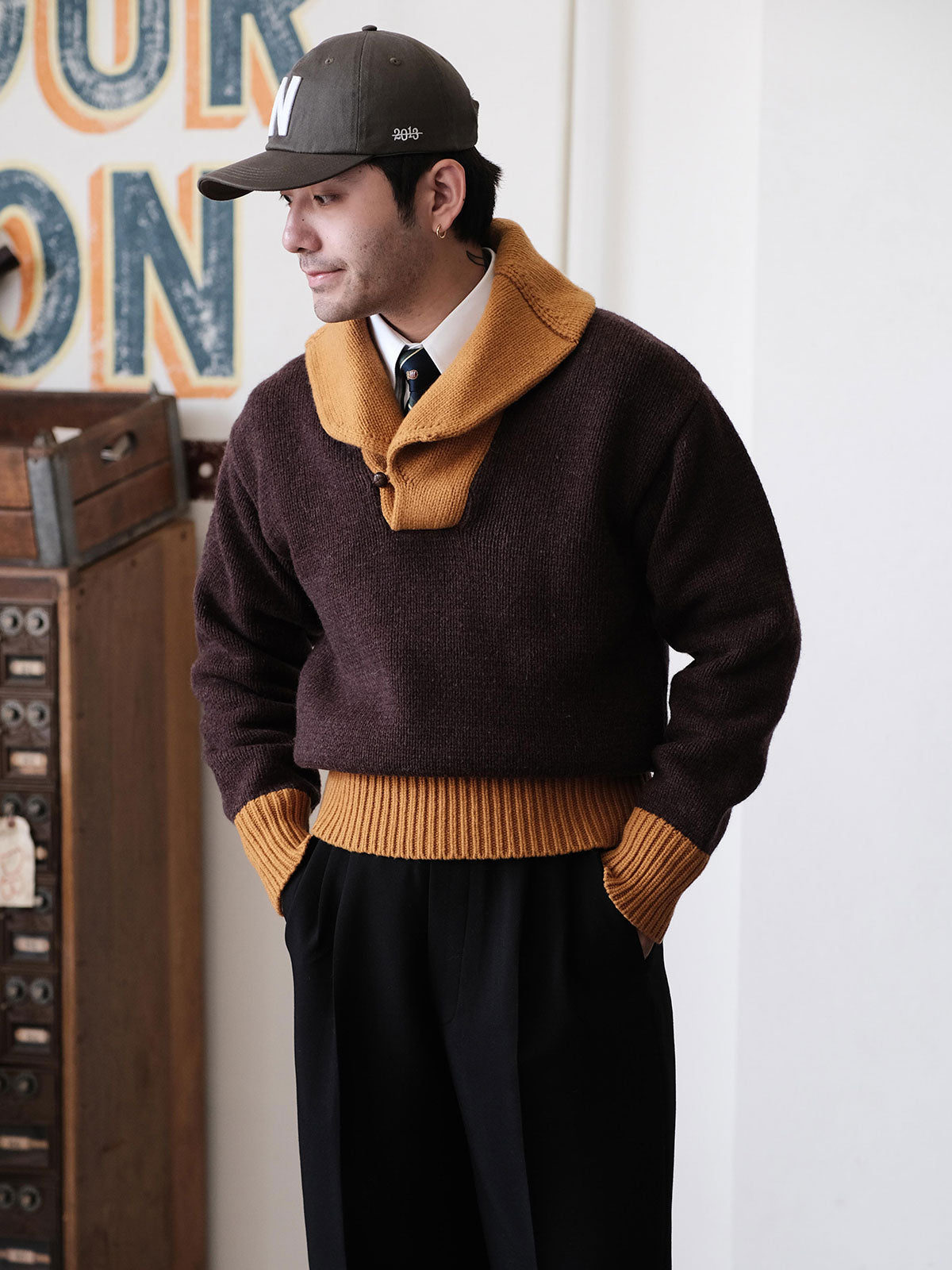 詳細画像: セーターのビッグカラーと配色ディテール(オーストラリア産ピュアウール使用)
モデル画像: ビッグカラー配色セーターの着用イメージ(クラシックアメカジスタイル)