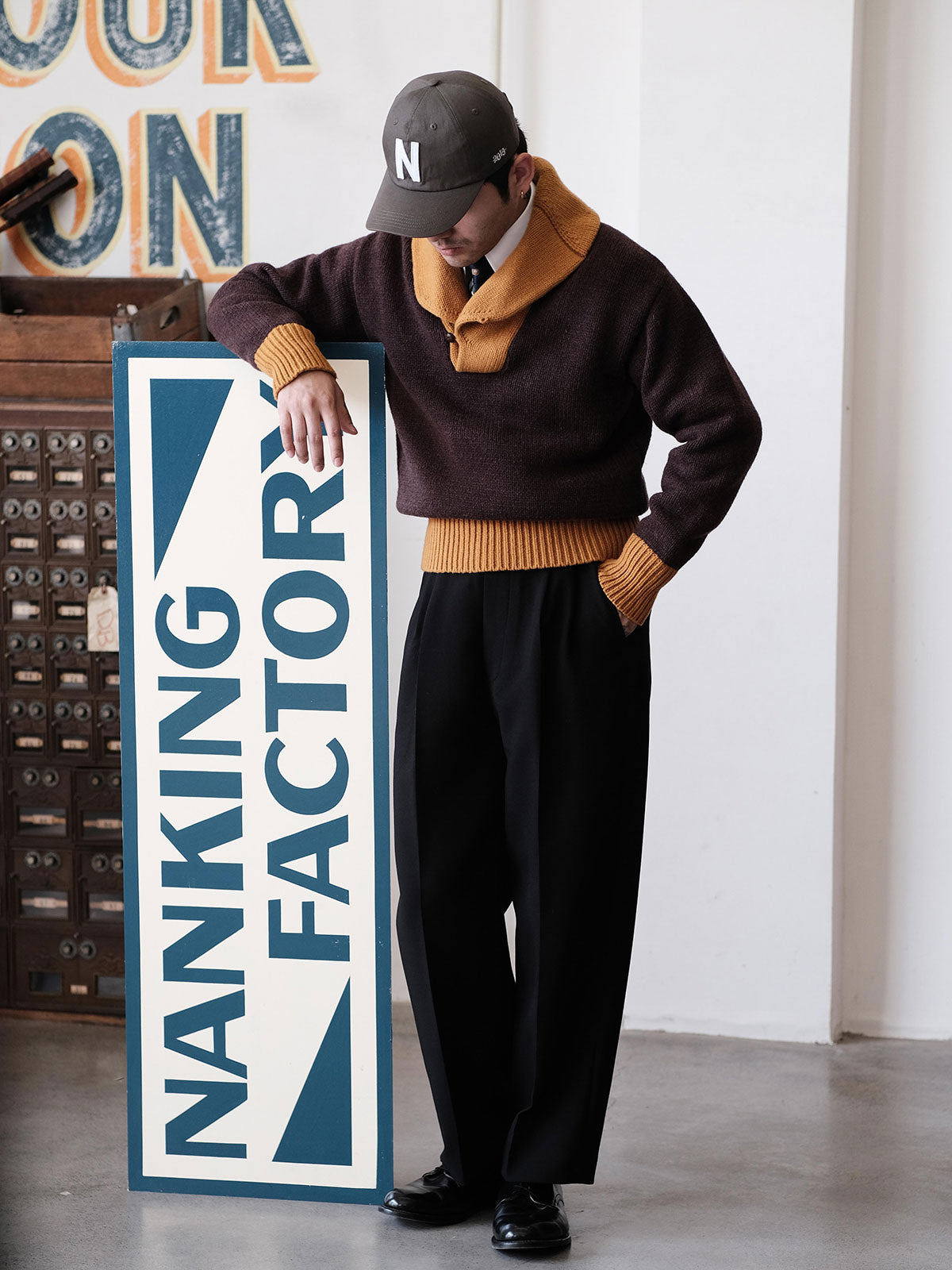 詳細画像: セーターのビッグカラーと配色ディテール(オーストラリア産ピュアウール使用)
モデル画像: ビッグカラー配色セーターの着用イメージ(クラシックアメカジスタイル)