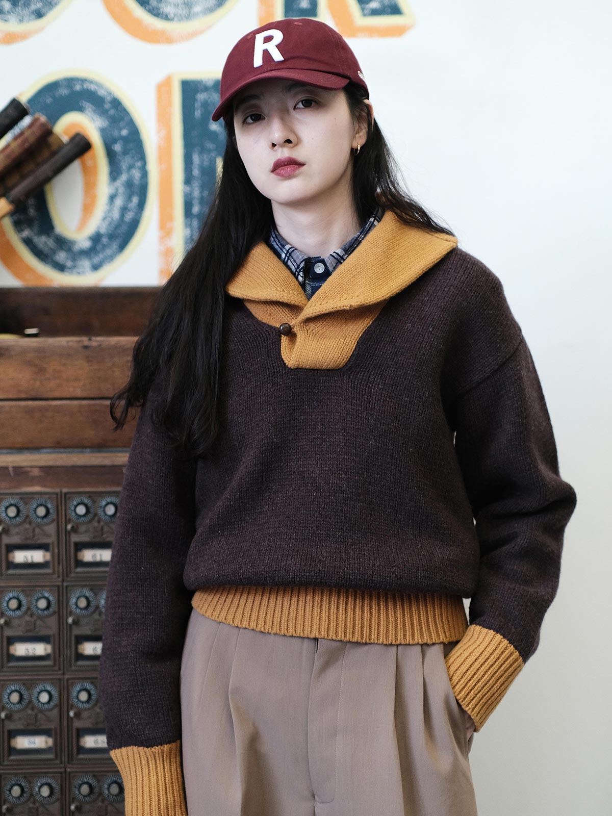 詳細画像: セーターのビッグカラーと配色ディテール(オーストラリア産ピュアウール使用)
モデル画像: ビッグカラー配色セーターの着用イメージ(クラシックアメカジスタイル)