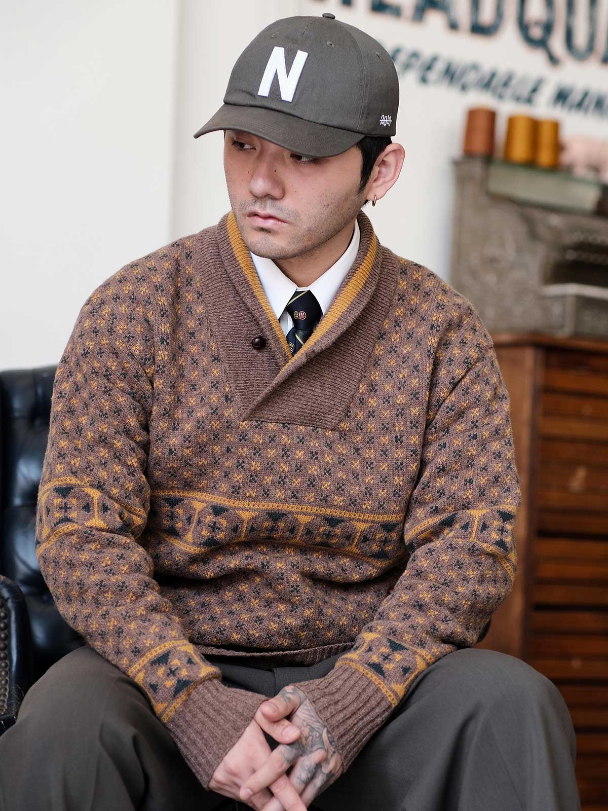 詳細画像: ショールカラーとジャカードディテール、ヴィンテージ風デザイン、ウール100%、秋冬セーター
モデル画像: ショールカラーセーター着用、ユニークヴィンテージスタイル、秋冬コーディネート