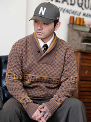 詳細画像: ショールカラーとジャカードディテール、ヴィンテージ風デザイン、ウール100%、秋冬セーター
モデル画像: ショールカラーセーター着用、ユニークヴィンテージスタイル、秋冬コーディネート