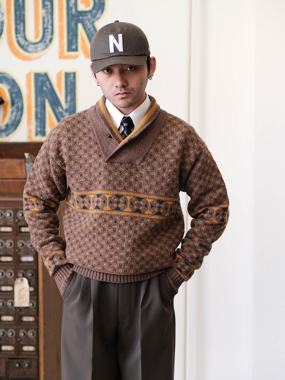 詳細画像: ショールカラーとジャカードディテール、ヴィンテージ風デザイン、ウール100%、秋冬セーター
モデル画像: ショールカラーセーター着用、ユニークヴィンテージスタイル、秋冬コーディネート