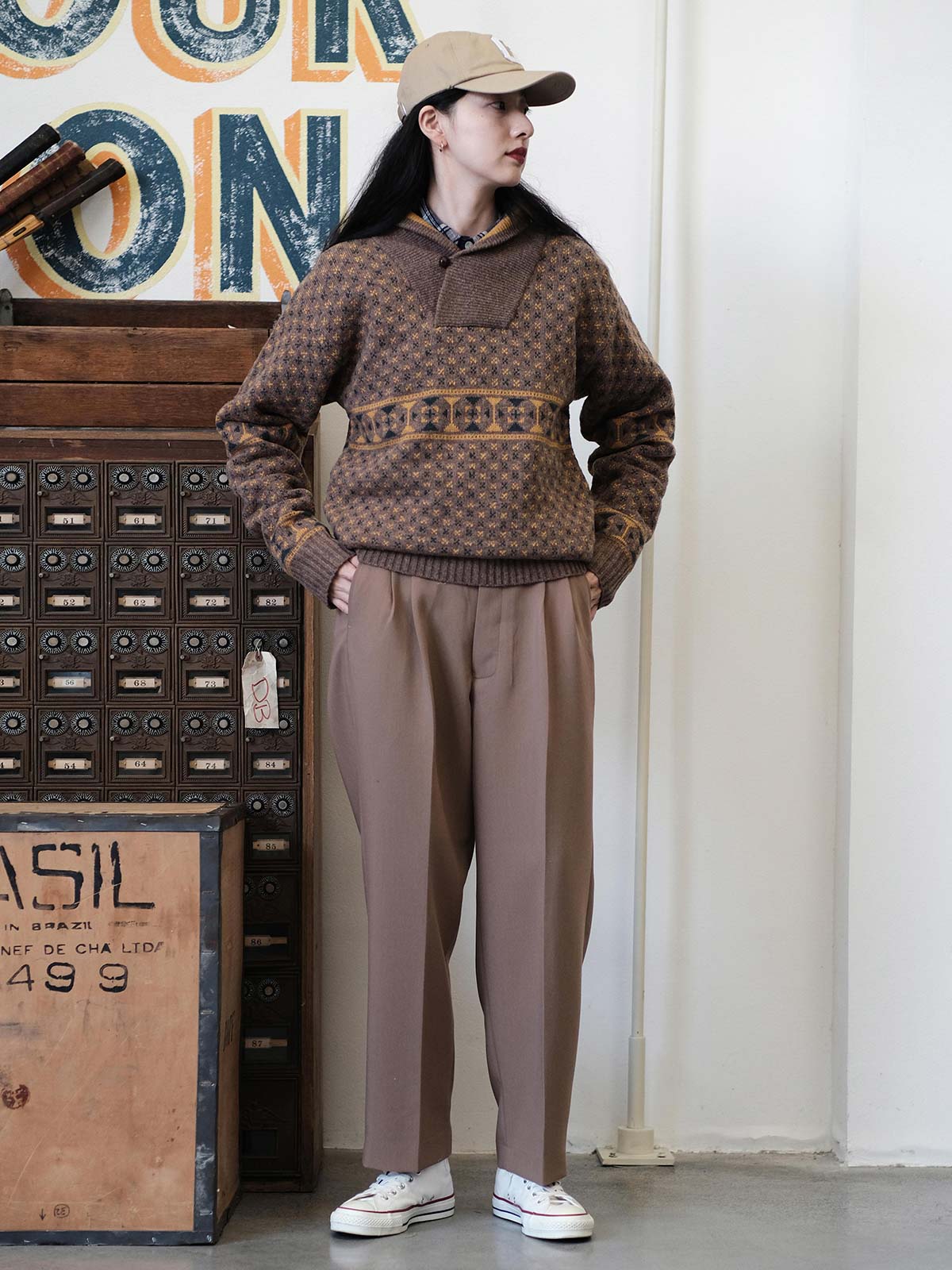 詳細画像: ショールカラーとジャカードディテール、ヴィンテージ風デザイン、ウール100%、秋冬セーター
モデル画像: ショールカラーセーター着用、ユニークヴィンテージスタイル、秋冬コーディネート