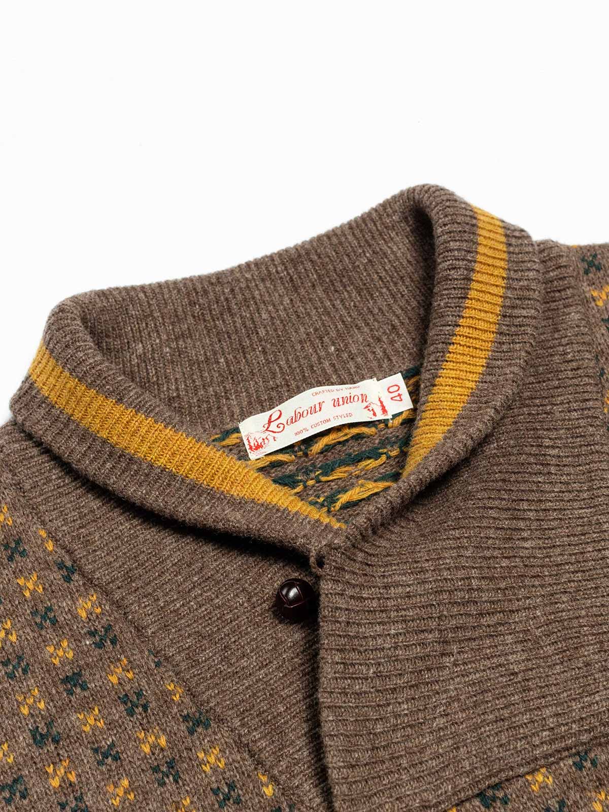 製品画像: ヴィンテージショールカラージャカードウールセーター全体画像、秋冬向け暖かいセーター、クラシックデザイン、ウール素材
詳細画像: ショールカラーとジャカードディテール、ヴィンテージ風デザイン、ウール100%、秋冬セーター