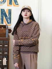 詳細画像: ショールカラーとジャカードディテール、ヴィンテージ風デザイン、ウール100%、秋冬セーター
モデル画像: ショールカラーセーター着用、ユニークヴィンテージスタイル、秋冬コーディネート