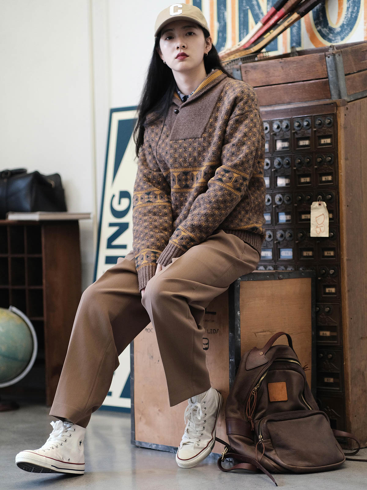 詳細画像: ショールカラーとジャカードディテール、ヴィンテージ風デザイン、ウール100%、秋冬セーター
モデル画像: ショールカラーセーター着用、ユニークヴィンテージスタイル、秋冬コーディネート