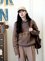 詳細画像: ショールカラーとジャカードディテール、ヴィンテージ風デザイン、ウール100%、秋冬セーター
モデル画像: ショールカラーセーター着用、ユニークヴィンテージスタイル、秋冬コーディネート