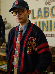 詳細画像: 刺繍レタリングとナッツボタンのディテール
モデル画像: アメリカンアイビーリーグ風ヴィンテージウールカーディガンの着用イメージ