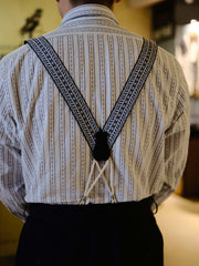 詳細画像:
サスペンダーのジャカードディテールとコットンコードの特写 - ヴィンテージジャカード生地と手作りコットンコードのデザイン、1930年代クラシックサスペンダーの特徴を詳しく見せた画像。
モデル画像:
H型X型サスペンダーの着用イメージ - 1930年代スタイルを再現したヴィンテージジャカードH型X型サスペンダーを着用したコーディネート画像。