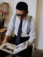 詳細画像:
サスペンダーのジャカードディテールとコットンコードの特写 - ヴィンテージジャカード生地と手作りコットンコードのデザイン、1930年代クラシックサスペンダーの特徴を詳しく見せた画像。
モデル画像:
H型X型サスペンダーの着用イメージ - 1930年代スタイルを再現したヴィンテージジャカードH型X型サスペンダーを着用したコーディネート画像。