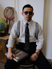 詳細画像:
サスペンダーのジャカードディテールとコットンコードの特写 - ヴィンテージジャカード生地と手作りコットンコードのデザイン、1930年代クラシックサスペンダーの特徴を詳しく見せた画像。
モデル画像:
H型X型サスペンダーの着用イメージ - 1930年代スタイルを再現したヴィンテージジャカードH型X型サスペンダーを着用したコーディネート画像。