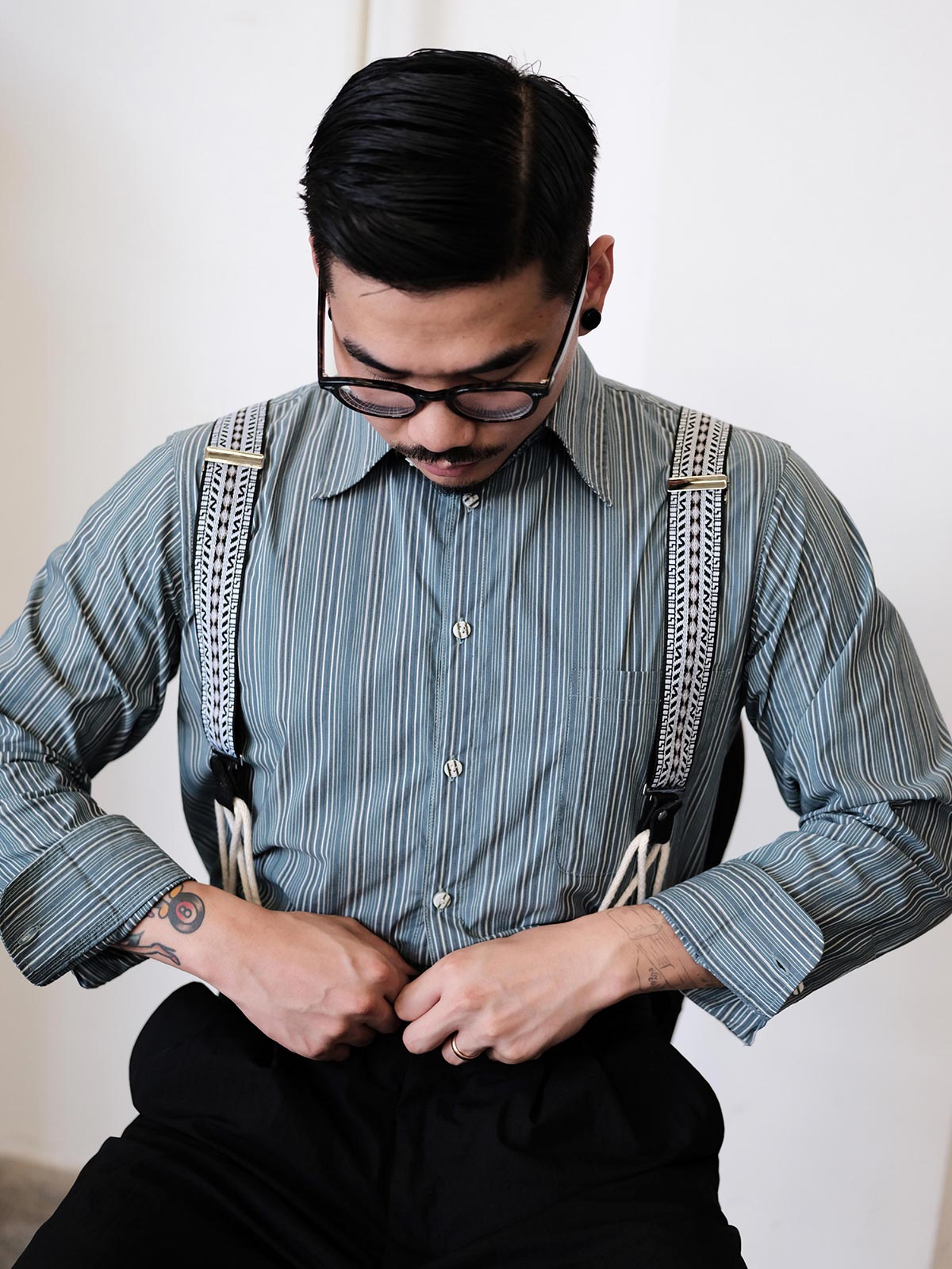 詳細画像:
サスペンダーのジャカードディテールとコットンコードの特写 - ヴィンテージジャカード生地と手作りコットンコードのデザイン、1930年代クラシックサスペンダーの特徴を詳しく見せた画像。
モデル画像:
H型X型サスペンダーの着用イメージ - 1930年代スタイルを再現したヴィンテージジャカードH型X型サスペンダーを着用したコーディネート画像。