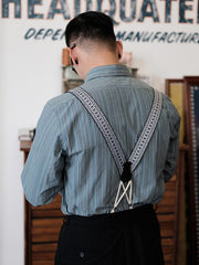 詳細画像:
サスペンダーのジャカードディテールとコットンコードの特写 - ヴィンテージジャカード生地と手作りコットンコードのデザイン、1930年代クラシックサスペンダーの特徴を詳しく見せた画像。
モデル画像:
H型X型サスペンダーの着用イメージ - 1930年代スタイルを再現したヴィンテージジャカードH型X型サスペンダーを着用したコーディネート画像。