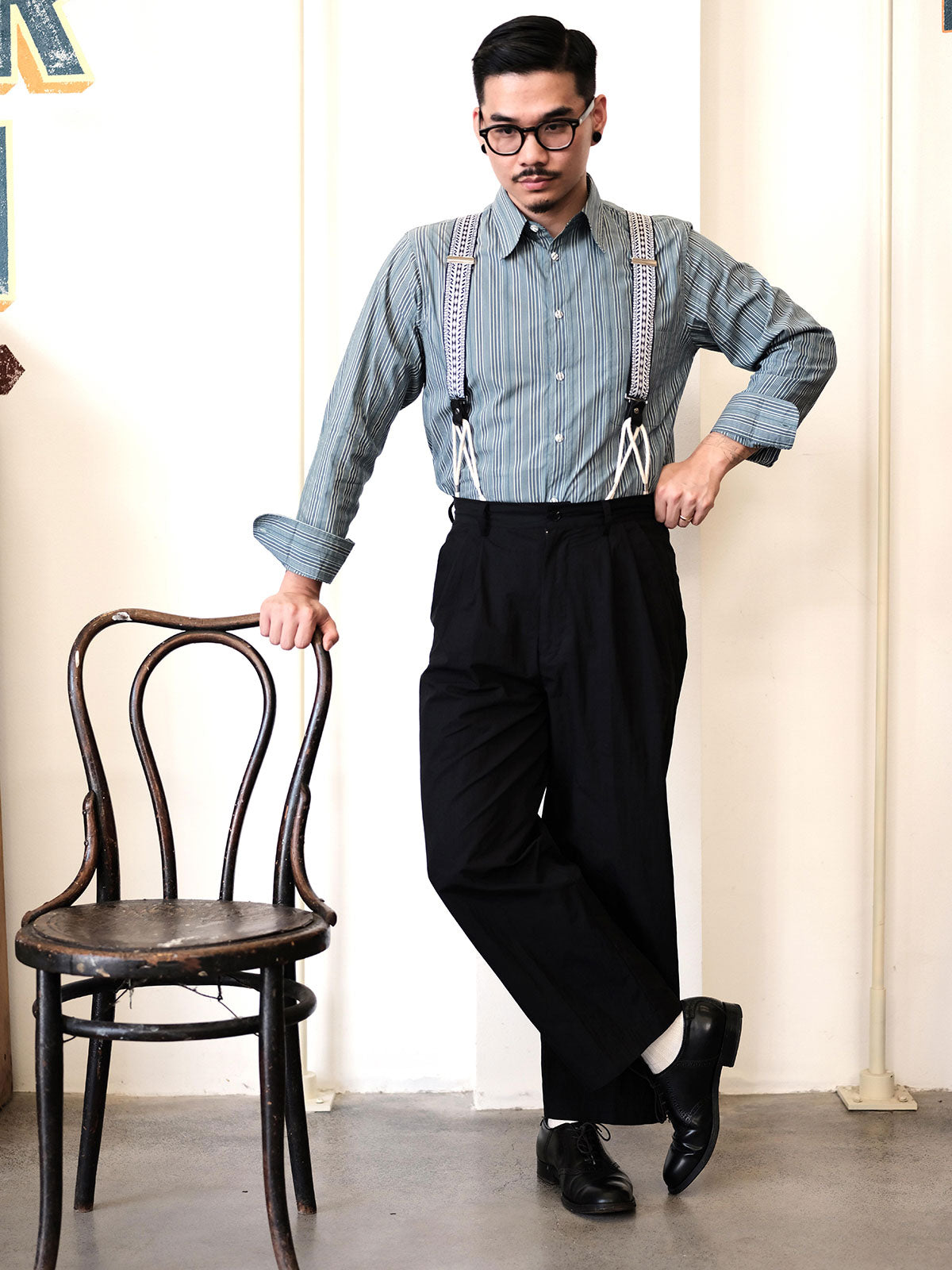 詳細画像:
サスペンダーのジャカードディテールとコットンコードの特写 - ヴィンテージジャカード生地と手作りコットンコードのデザイン、1930年代クラシックサスペンダーの特徴を詳しく見せた画像。
モデル画像:
H型X型サスペンダーの着用イメージ - 1930年代スタイルを再現したヴィンテージジャカードH型X型サスペンダーを着用したコーディネート画像。