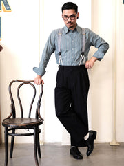 詳細画像:
サスペンダーのジャカードディテールとコットンコードの特写 - ヴィンテージジャカード生地と手作りコットンコードのデザイン、1930年代クラシックサスペンダーの特徴を詳しく見せた画像。
モデル画像:
H型X型サスペンダーの着用イメージ - 1930年代スタイルを再現したヴィンテージジャカードH型X型サスペンダーを着用したコーディネート画像。