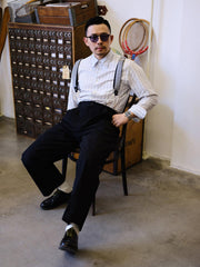 詳細画像:
サスペンダーのジャカードディテールとコットンコードの特写 - ヴィンテージジャカード生地と手作りコットンコードのデザイン、1930年代クラシックサスペンダーの特徴を詳しく見せた画像。
モデル画像:
H型X型サスペンダーの着用イメージ - 1930年代スタイルを再現したヴィンテージジャカードH型X型サスペンダーを着用したコーディネート画像。