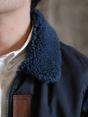 詳細画像: ジャケットのディテール、ウール混紡の襟、レザーIDパッチ、リブ仕様袖口、ペンポケット
モデル画像: B-15フライトジャケット着用、ヴィンテージアメカジスタイル、冬の防寒アウターコーディネート