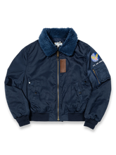 製品画像: クラシックB-15ウール襟フライトジャケット全体画像。ヴィンテージアメリカンスタイル、防寒機能、ナイロン素材、ウール襟
詳細画像: ジャケットのディテール、ウール混紡の襟、レザーIDパッチ、リブ仕様袖口、ペンポケット
