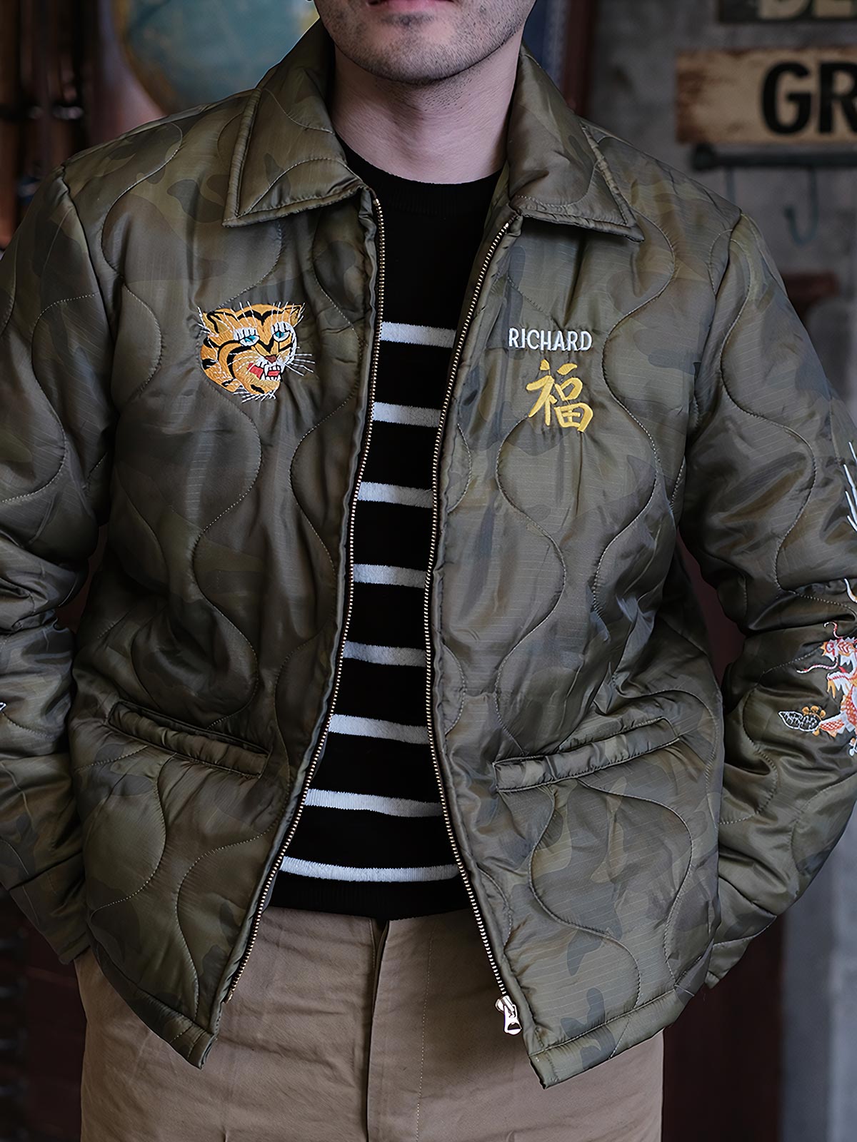 詳細画像: 袖部分の「竜と虎」刺繍ディテール
モデル画像: モデルが着用するヴィンテージ刺繍ジャケットのコーディネート例