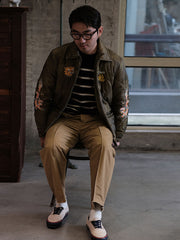 詳細画像: 袖部分の「竜と虎」刺繍ディテール
モデル画像: モデルが着用するヴィンテージ刺繍ジャケットのコーディネート例